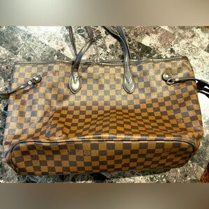 Elegant Checkered Tote Bag in Brown